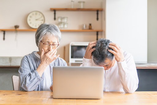 住まいの売却を相談するご家族