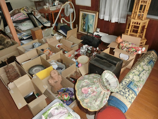 遺品整理の作業風景
